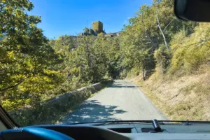 Die schmale Bergstrasse in den Cevennen führt zu einer Burgruine.