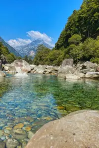 Glasklar fliesst das Wasser der Verzasca talwärts.