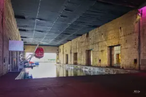 Der massive Betonbunker diente der deutschen Kriegsmarine während des 2. Weltkrieges als Schutz ihrer U-Boot Flotte. Hier ein Ankerplatz für ein U-Boot.