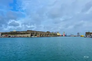 Der von der deutschen Wehrmacht 1940 erbaute U-Boot Bunker ist noch immer vorhanden und kann besichtigt werden.