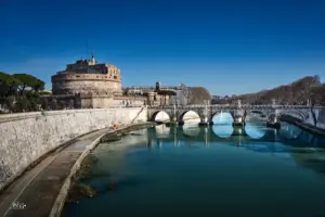 Blick vom Ponte Vittorio Emanuele 2 über den Tiber zur Aeliusbrücke mit der Engelsburg.