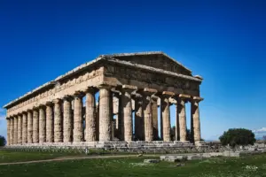 Alter griechischer Säulentempel in der Ruinenstadt Paestum in Italien.