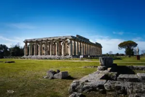 Alter griechischer Säulentempel in der Ruinenstadt Paestum in Italien.