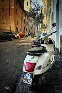 Die typisch italienische Vespa steht bereit für die nächste Fahrt durch die Gassen von Rom.