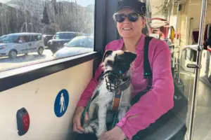 Frau mit Hund auf dem Schoss sitzt im Bus in Rom.