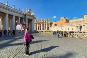 Frau steht auf dem Petersplatz im Vatikan