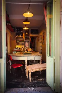 Einblick in ein kleines Kaffee das in barockem Stil eingerichtet ist.