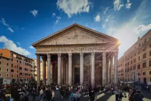 Eine grosse Menschenmenge steht vor dem römischen Pantheon das als eines der best erhaltenen Bauwerke der römischen Antike gilt.