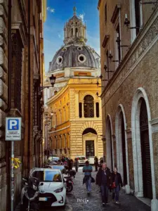 Ein Gang durch die Via dei Fornari gibt den Blick frei auf die imposante Kuppel der Kirche Santa Maria de Loreto.