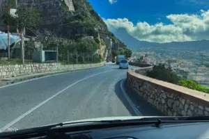 Die Strasse führt kurvig, direkt in die Stadt Meta hinunter.