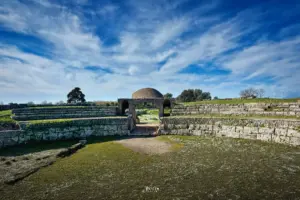 Die Reste vom ehemaligen Amphitheater in Paestum.