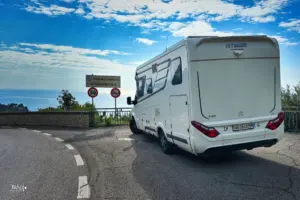 Wohnmobil steht auf dem Parkplatz des Aussichtpunkt mit Blick über die Küste.