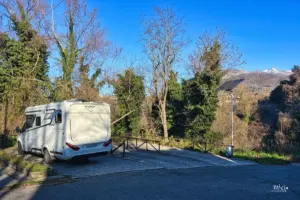 Wohnmobil parkiert auf dem Stellplatz unterhalb der Stadt Lauria
