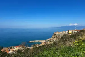 Sicht von den Bergen über die weite der Küste und das strahlend blaue Meer