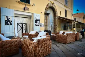 Gemütliche Loungesessel vor dem Restaurant laden zum verweilen ein.