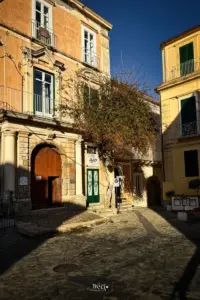 Eine schön erhaltene Fassade eines historischen Altstadtgebäudes mit grosser hölzener Eingangstüre die das Haus dominiert