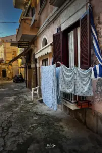 Wäsche hängt zum trocknen vor einem alten Haus in der Altstadt