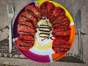 Tomaten Mozzarella Salat mit Balsamico dekoriert