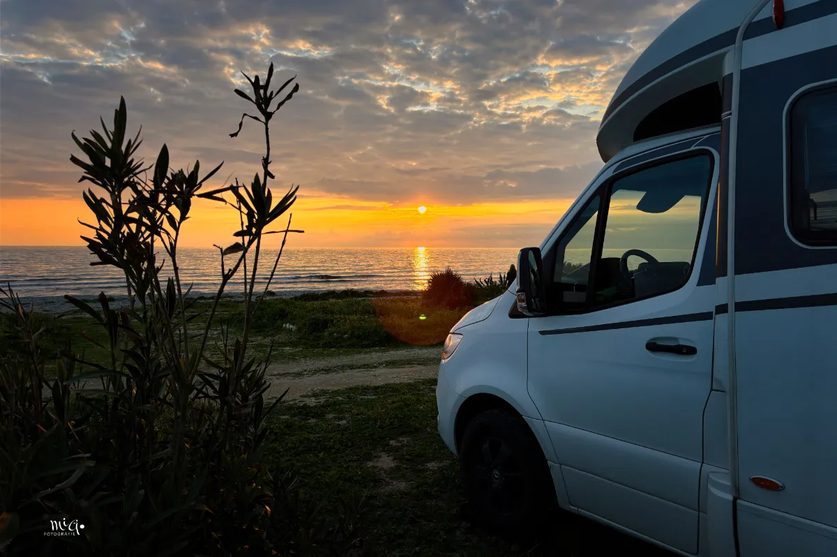 Sonenuntergangsstimmung am Strand mit dem Wohnmobil