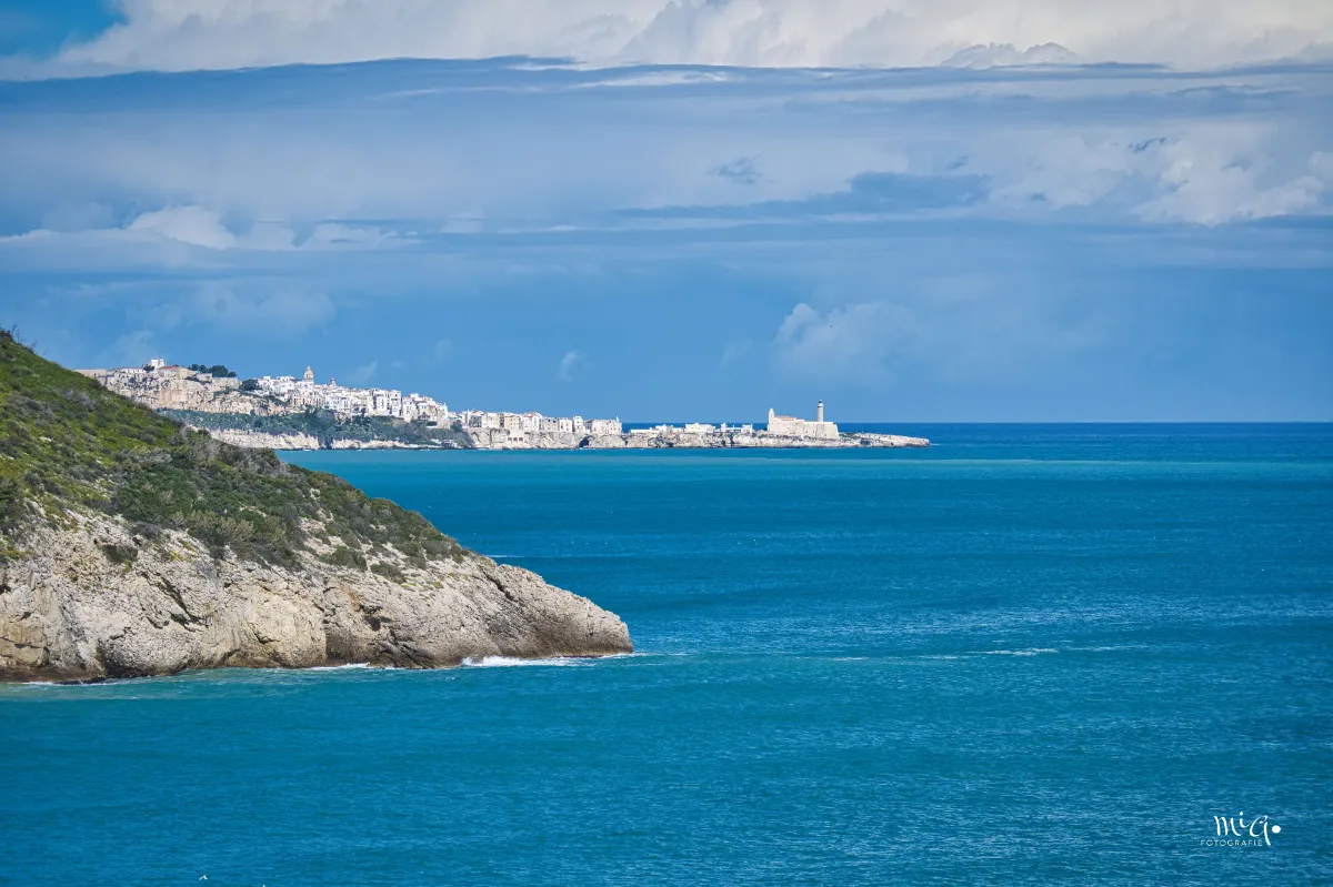 meer-kueste-stadt-felsen Blick aus der Ferne zur ins Meer hinausragende Vieste.