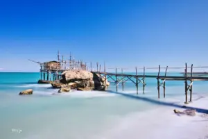 Karibik ähnlicher Eindruck von diesem Trabocco, Fischerhaus auf Holzpfählen, mit diesem Licht und der Farbe vom Wasser.