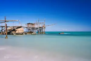 Karibik ähnlicher Eindruck von diesem Trabocco, Fischerhaus auf Holzpfählen, mit diesem Licht und der Farbe vom Wasser.