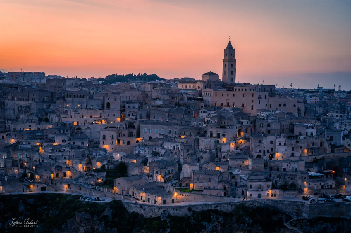In der Stadt Matera gehen die ersten Lichter in der Stadt während des Sonnenuntergangs an.