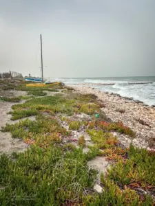 Minimaler Strandstreifen an der Küste von Zapponeta.