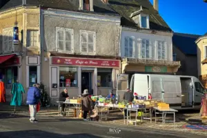 Typische Szene aus einem kleinen französichen Dorf mit dem kleine Marktstand vor dem Bistro.