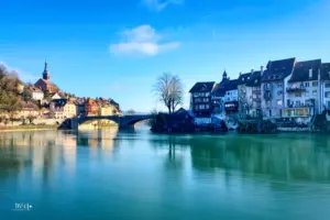 Gemächlich fliesst das Wasser des Rheins zwischen den beiden Laufenburg durch.