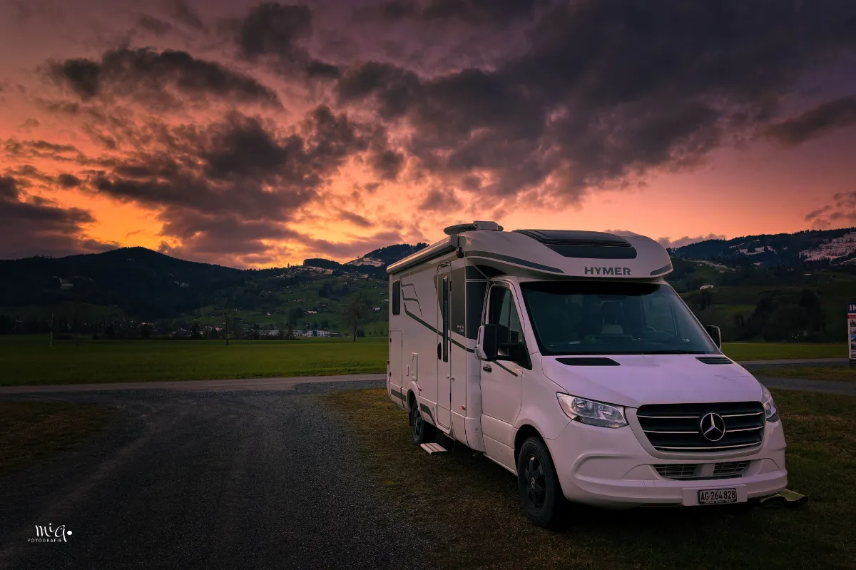 wohnmobil-abendstimmung-parkplatz Wohnmobil steht auf dem Parkplatz bei toller Abendstimmung.