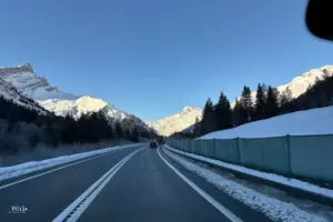 Autobahn durch die Berge am San Bernardino in der Schweiz.