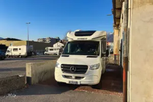 Wohnmobil steht auf dem Stellplatz an der Entsorgungsstelle um Wasser zu tanken und das Abwasser zu entleeren.