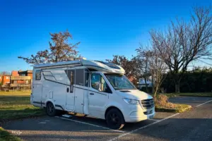 Wohnmobil steht auf dem Parkplatz parkiert.