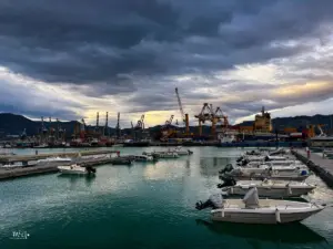 Abendstimmung mit dunklen schweren Wolken am Yachthafen.