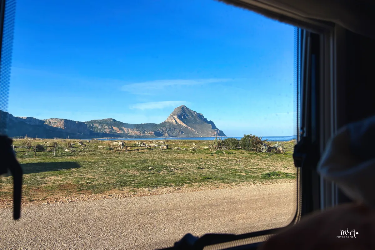 Ausblick auf den Monte Cofano direkt aus dem Bett nach dem aufwachen im Wohnmobil.