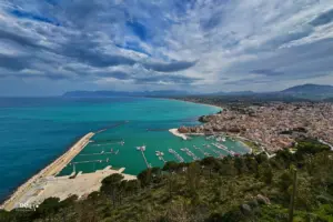 Blick von der Höhe über die Bucht mit der Stadt Castellammare del Golfo und dem Yachthafen.