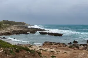 Das Ionische Meer von seiner rauen Seite bietet ein farben und Wasserspektakel mit den heftigen Wellen.