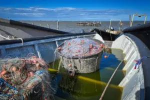 Im kleinen Fischerboot liegen die Fischernetze bereit für den nächsten Einsatz.