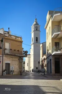 Blick vom Dorfplatz zur Kirche von Lesina.