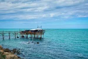 Ein für dieses Gegend typisches Fischerhaus auf Pfählen ins Wasser gebaut.