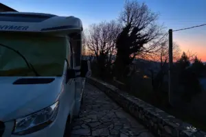 Abendstimmung mit Wohnmobil.