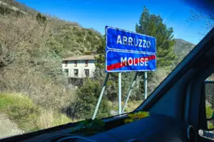 Eine grosse Tafel kündet den Regionswechsel von Molise nach Abruzzen an.