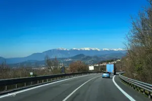 Die Strasse führt Richtung Apennin der mit den schneebedeckten Bergen den Weg weist.
