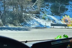 Am Strassenrand liegen die letzten Reste vom Schnee.