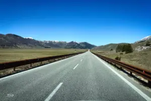 Endlos lange Strasse Richtung Berge.