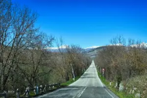Endlos lange führt die Strasse schnurgerade Richtung Berge.