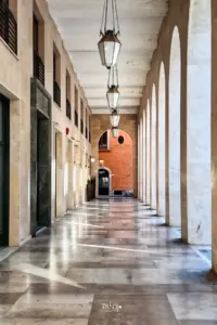 Schöne, im Sommer Schattenspendende Arkaden in der Altstadt von L'Aquila.