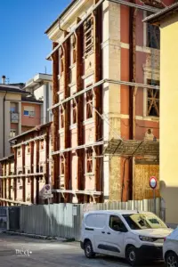 Ein vom Erdbeben von 2009 beschädigtes, unbewohnbares Haus in der Altstadt von L'Aquila wird von einem Stahlgerippe vor dem auseinander fallen gesichert.