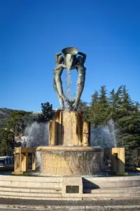 Der Fontana Luminosa, ein Wahrzeichen von L'Aquila wurde 1934 vom Künstler Nicola D'Antonio erschaffen und hat das grosse Erdbeben überlebt.